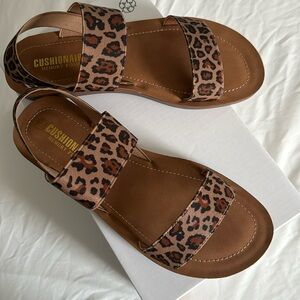 Cushionaire Memory Foam Size 7 Leopard sandals